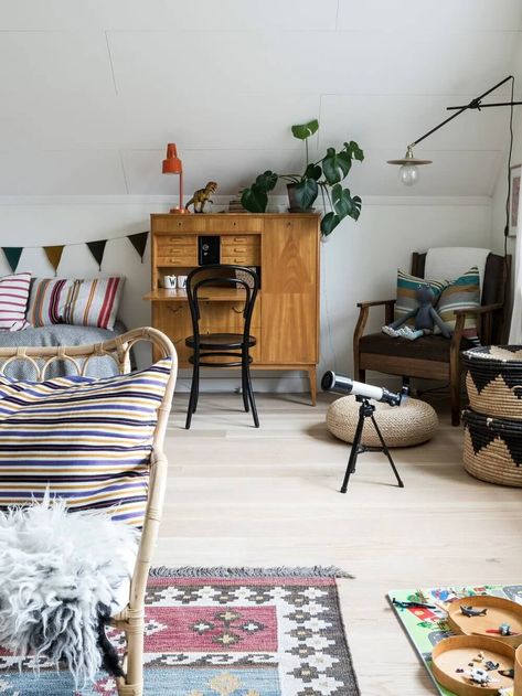 Eclectic Scandinavian Decor, Cozy Scandinavian Living Room, Cozy Family Home, Kitchen Styles French, 1970s Furniture, Scandinavian Eclectic, Bedroom Photography, Swedish Interiors, Vintage Apartment