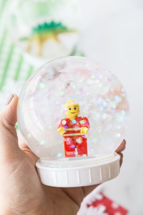 DIY Snow Globe Little Bins for Little Hands #artforkids Diy Snow Globe For Kids, Kadinsky For Kids, Globe For Kids, Snow Globe For Kids, Make A Snow Globe, Homemade Snow Globes, Kids Globe, Christmas Presents For Kids, Diy Snow