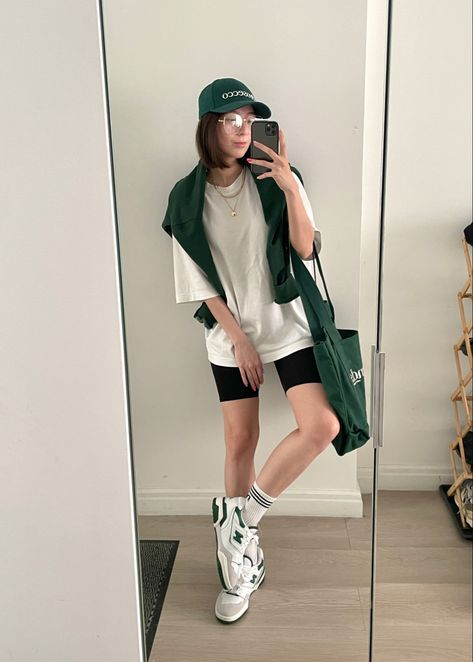 New Balance Ootd Woman, Style With New Balance Shoes, New Balance 550green, Mew Balance 550 Outfit, New Balance 550 Green Outfit Woman, Newbalance 550s Outfits, New Balance 550 Verdi, Fits With New Balance 550, University Looks Outfits Summer