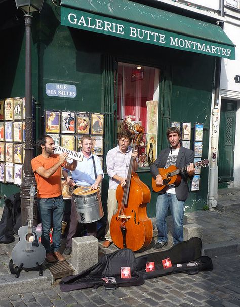 Music on the street in Paris French Music Aesthetic, Street Musician Photography, Street Performers Musicians, Street Violinist, Paris Music, Violin Street Performer, Street In Paris, Street Musicians, Street Music