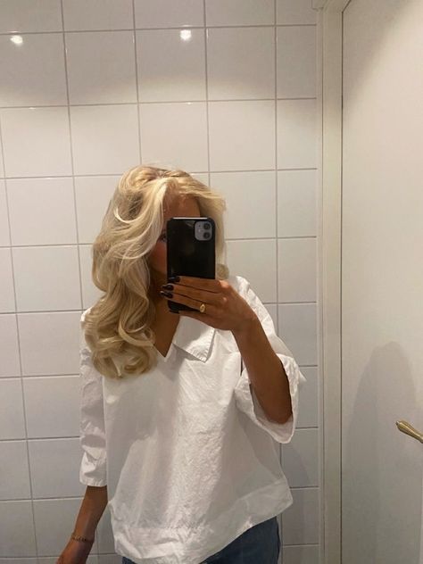 Blonde Hair Blowout Aesthetic, New Hair Ideas 2023, Volume Layers Medium Hair, Elegant Curled Hair, Short Blonde Hair Layers, Blonde Blowout Hair, 90s Blonde, Blonde Blowout, Blonde Instagram