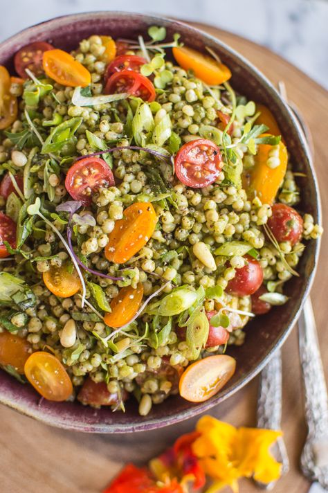 Sorghum Salad with Kale Pesto - Delicious light vegan and gluten free summer dish! | healthynibblesandbits.com Sorghum Recipes, Vegetarian Protein Recipes, High Protein Salads, Protein Salad, Kale Pesto, Gluten Free Sides Dishes, Healthy Grains, Photo Food, High Protein Vegan