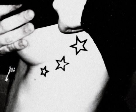 Star Tattoo Ribcage, Star Tattoos On Side Rib Cage, Star Rib Tattoo, Rockstar Tattoos, Star Tats On Stomach, Star Tattoo On Lower Stomach, Grunge Tattoos, Grunge Tattoos Dark, Emo Star Tattoos