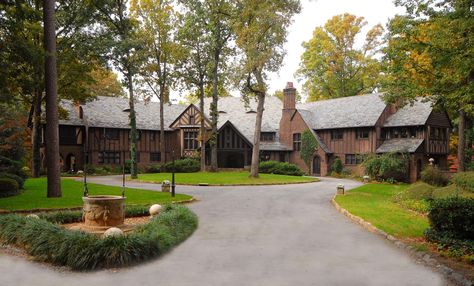 598 Abernathy Road Northeast, Sandy Springs, GA: The Salvatore Boarding House was built in 1914 and is home to members of the Salvatore Family and recently the Gilbert Family. Stefan Salvatore and Elena Gilbert are the current residents. Jeremy Gilbert  also used to live here but he later moved in the Lockwood Mansion. The Boarding House is said to be one of the creepiest places in Mystic Falls. Over the years, the house was used as a place where visitors could stay, though this changed when Ste Glenridge Hall, Salvatore Boarding House, Porte Cochere, Boarding House, Casas The Sims 4, Bonnie Bennett, Caroline Forbes, Mystic Falls, Historic Preservation