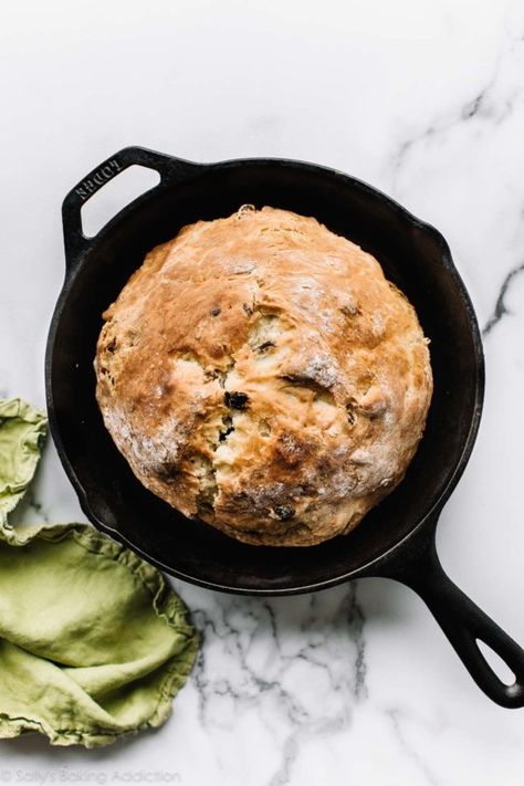 This is the BEST Irish Soda Bread! This easy Irish soda bread recipe is from my Grandmother and has been a favorite St. Patrick's Day recipe for years sallysbakingaddiction.com Alexandra Cooks, Irish Desserts, Irish Soda Bread Recipe, A Loaf Of Bread, Iron Skillet Recipes, Cast Iron Skillet Recipes, Irish Soda, Cast Iron Recipes, Irish Soda Bread