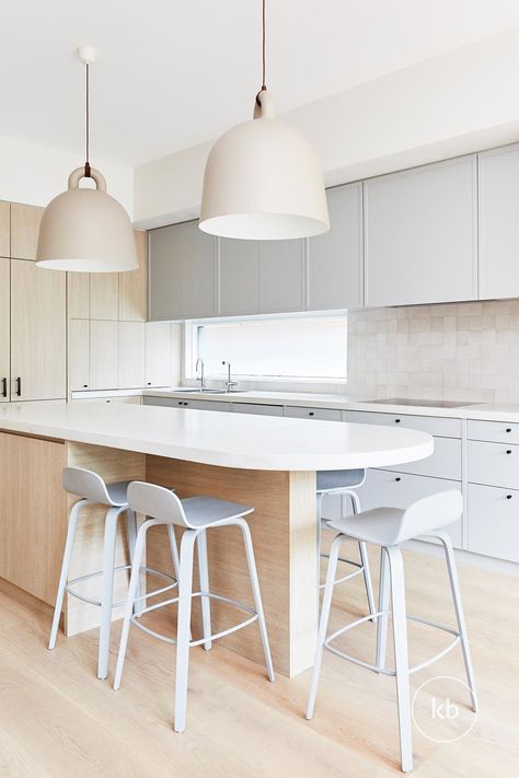 Kitchen — Kate Bell Curved Kitchen Island, Hamptons Kitchen, Curved Kitchen, Interior Simple, Interior Livingroom, Bohemian Kitchen, Decor Videos, Interior Vintage, French Home