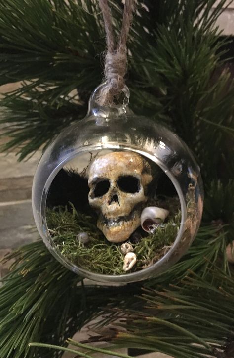 Mini Skull Halloween Decor, Gothic Tree Topper, Goth Christmas Decorations, Skull Terrarium, Terrarium Ornaments, Halloween Tree Ornaments, Halloween Ornaments Diy, Globe Terrarium, Witchy Christmas