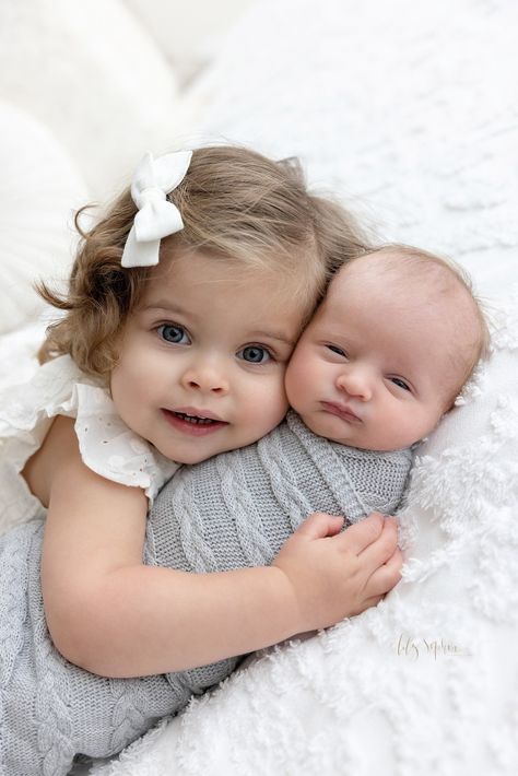 Newborn Photography With Mom And Sibling, Sibling Photo Newborn, Newborn Photography With Big Sister, Newborn And Big Sister Photography, Sisters Newborn Photography, Family Photo With Newborn And Siblings, Sister Newborn Photography, Twins And Sibling Photography, Newborn Sibling Photoshoot