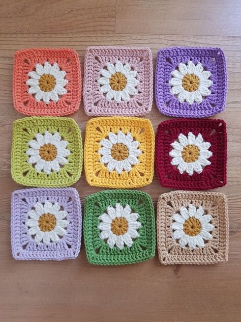 Crochet Granny Square Pet Granny Square Flower, Crochet Flower Granny Square Pattern, Diy Crochet Bag, Easy Crochet Animals, Crochet Animals Free Patterns, Crochet Daisy, Beginner Crochet Projects, Crochet Granny Square, Crochet Pumpkin