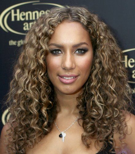 natural curls Light Brown Curly Hair, Hair Color Natural, Highlights Natural, Highlights Curly, Highlights Curly Hair, Makeup Tip, Brown Curly Hair, Color Highlights, Hair Dark