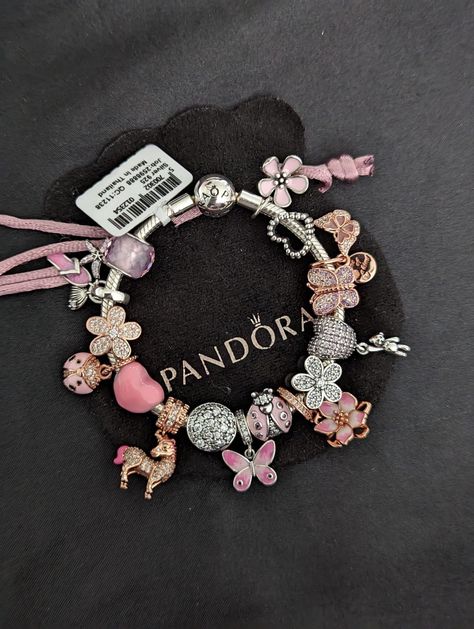 Pandora Bracelet Charms Ideas, Girly Bracelets, Pandora Bracelet Designs, Pandora Jewelry Charms, Gelang Manik-manik, Preppy Jewelry, Wrist Jewelry, Gelang Manik, Jewelry Accessories Ideas