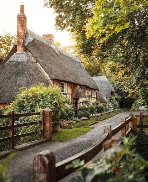 Cozy English Cottage, British Cottage, Cute Cottages, English Cottage Decor, Hampshire England, Cottage Aesthetic, Fairytale Cottage, Casa Country, Cottage Exterior