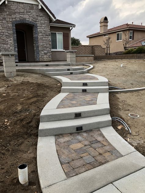 Front Yard Courtyard Ideas Entrance Spanish Style, Front Yard Stairs Entrance, House Walkway Entrance, Front Yard Steps, Concrete Front Steps, Entry Steps, Front Porch Makeover, Walkway Landscaping, Concrete Walkway