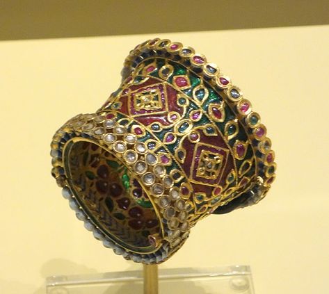 Mughal Designs, Mughal Jewelry, Royal Ontario Museum, Traditional Indian Jewellery, Heritage Jewellery, Jewellery Indian, North India, Antique Gold Jewelry, Vintage Bangles