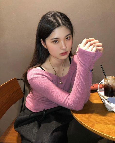 ulzzang girl korean Instagram aesthetic Kim Gahee, Mixed Pictures, Western Girl Outfits, Couple Wallpaper Relationships, Cute Couple Dp, Korean Ulzzang, Dating Girls, Western Girl, Beautiful Braids