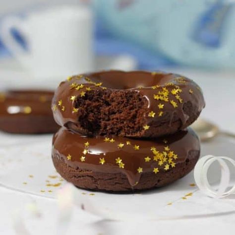 Chocolate Baked Donuts Recipe - Green Smoothie Gourmet Gluten Free Donut, Gluten Free Donut Recipe, Chia Pudding Vegan, Chocolate Donuts Baked, Gluten Free Flour Recipe, Gluten Free Doughnuts, Mango Chia Pudding, Breakfast Donuts, Chocolate Doughnuts