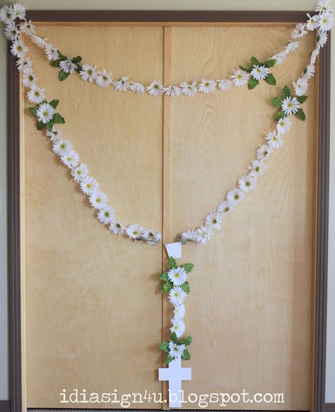 Rosary Strung with Daisies Rosary Craft, Diy Rosary, Daisy Decorations, Rosary Making, Bff Poses, Catholic Crafts, At Home Movie Theater, Lady Of Fatima, Artistic Installation