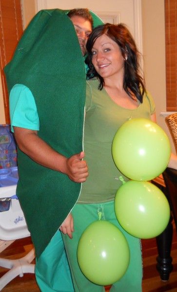 Peas in a Pod  It's just too cute. Two Peas In A Pod Costume, 2 Peas In A Pod, Sibling Costume, Halloween Party Planning, Chibi Eyes, Pregnancy Costumes, Clever Halloween, Clever Halloween Costumes, Couples Costume