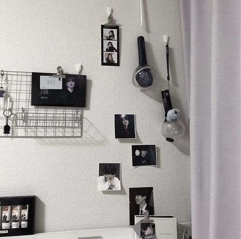 10 Dekorasi Seru untuk Kamar Tidur Penggemar Kpop, Penuh dengan Poster dan Foto , Tak jadi masalah baik bentuk kamar tidur yang sempit atau yang luas, kamar penggemar KPop selalu ada poster idolanya. , https://www.dailysia.com/penuh-poster-dan-foto-10-ide-dekorasi-kamar-tidur-penggemar-kpop/ Bts Black Aesthetic, Bts Room, Army Room Decor, Kpop Room, Bts Black, Army Room, Dekorasi Kamar Tidur, Room Goals, Bedroom Black