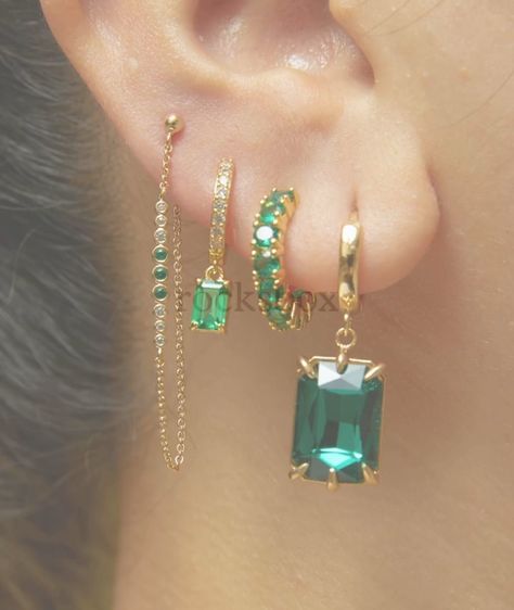 Emerald ear jewelry design piercing inspo Gold And Green Earring Set, Gold And Emerald Earring Stack, Green Earings Piercings, Green Jewellery Aesthetic, Green Earring Stacks, Emerald Ear Piercings, Emerald Green Jewelry Aesthetic, Emerald Earrings Aesthetic, Green And Gold Earring Stack