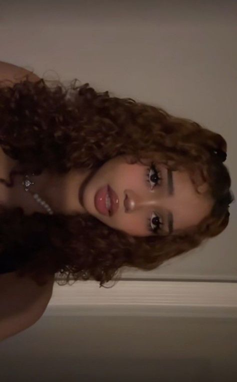 Y2k Makeup Natural, Black Wet Hair Look, Black Bambi Beauty, Pretty People Icons, Black Ppl Makeup, Pretty Soft Makeup, Makeup Looks For Curly Hair, Cute Y2k Makeup Looks, Pretty Girl Makeup Looks