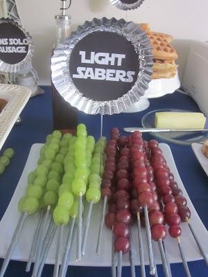 Fruit light sabers - and lots of other   cute & affordable ideas for a Star Wars party! Star Wars Essen, Yoda Party, Fiesta Shower, Star Wars Baby Shower, Star Wars Theme Party, Star Wars Food, Star Wars Cake, Star Wars Birthday Party, Star Wars Games