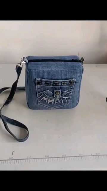 Diy Jean Purse, Old Jeans Recycle, Tas Denim, Diy Bags Jeans, Bag From Old Jeans, Jeans Recycle, Recycled Denim Bags, Recycled Jeans Bag, Denim Bag Patterns