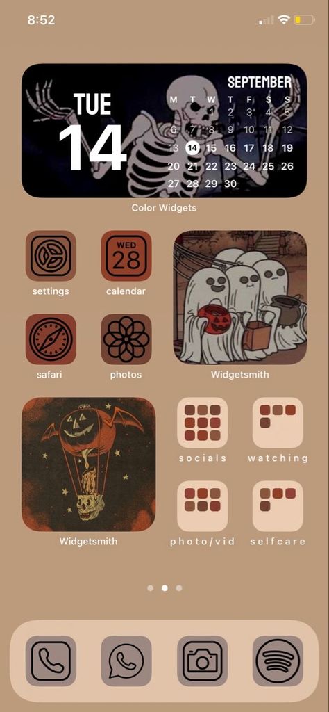 Lockscreen Aesthetic Halloween, Ios 16 Wallpaper Themes, Aesthetic Halloween Iphone Layout, Iphone Themes Halloween, Spooky Iphone Theme, App Organization Iphone Aesthetic Fall, Halloween Ios Aesthetic, Widget Iphone Aesthetic Halloween, Ios Wallpaper Halloween