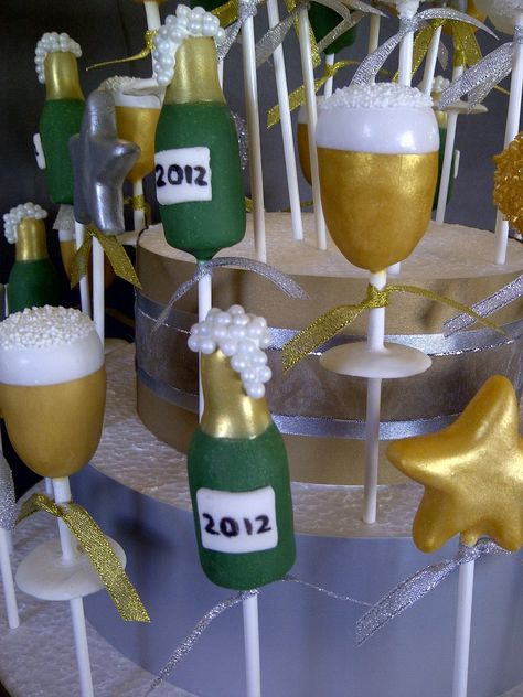 New Year 2012 Cakepops New Years Cake Pops, Wine Glass Cake, Birthday Favours, Cake Pop Designs, New Years Eve Day, Pop Ideas, New Year's Cake, Bake Cake, Candy Pop