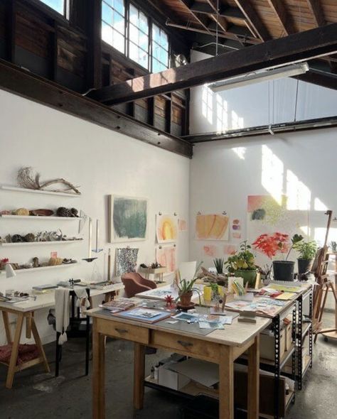 French Atelier Studio, Library Art Studio, Parisian Art Studio, Communal Art Studio, Painting Studio At Home, Beautiful Art Studio, Eclectic Art Studio, Artist Studio Workspaces, Design Studio Aesthetic