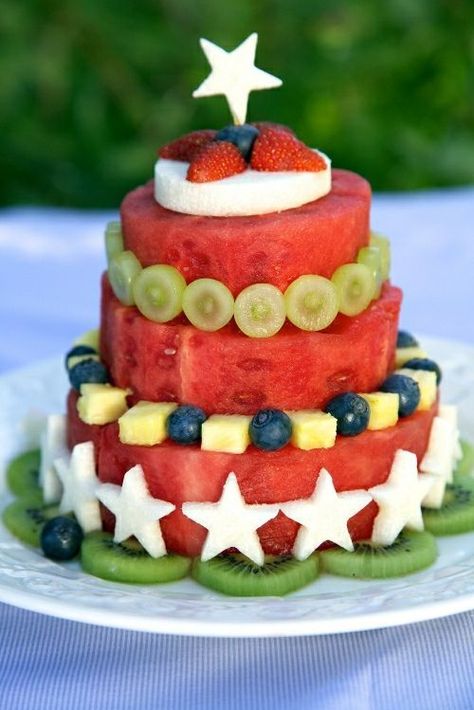 How to make a tiered watermelon cake with fresh fruit decorations. Click the link on the bottom of the post to check out all kinds of watermelon cakes. Great for any summer or outdoor party or a glutenfree diet. From Apron Watermelon Salads, Watermelon Cake Recipe, Watermelon Cakes, Paleo Fruit, Oreo Desserts, Sommer Mad, Paleo Cake, Fest Mad, Fruit Recipe