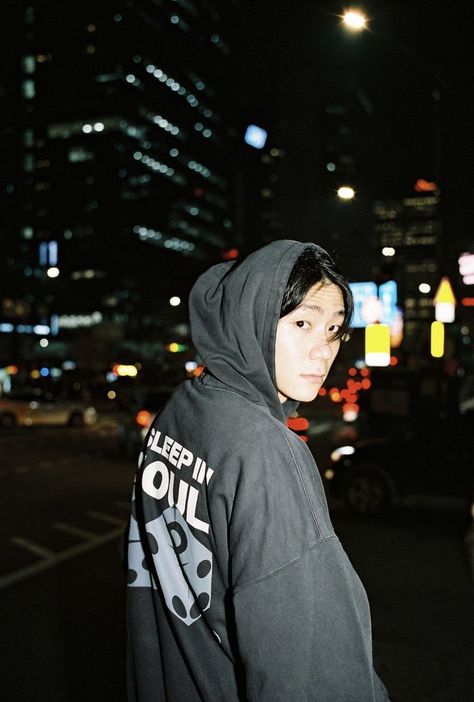 Foto noche con flash sudadera con capucha Indoor Streetwear Photoshoot Ideas, Streetwear Shoot Ideas, Hoodie Photoshoot Ideas, Street Wear Photography, Hoodie Accessories, Hoodie Photoshoot, Streetwear Photoshoot Ideas, Merch Photoshoot, Street Fashion Photoshoot