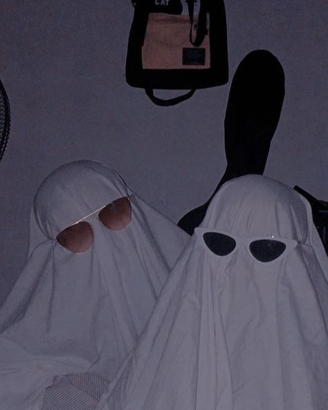 Ghost Besties, Childish Quotes, Elena Alvarez, Ghost Trend, Ghost Pictures, Ghost Photos, Matching Wallpaper, Halloween Inspo, Cats Funny