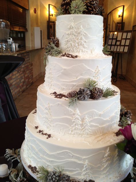 White frosted cake with mountains and pine trees, perfect for an outdoor colorado wedding! Mountain Wedding Cake, Tree Wedding Ceremony, Winter Torte, Wedding Cake Tree, Christmas Wedding Cakes, Garden Wedding Cake, Winter Wedding Cake, Winter Cake, White Wedding Cakes