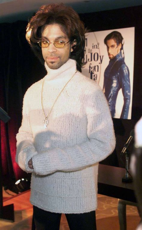 Prince's Press Conference to change his name back to Prince. Early 2000 Prince Pictures, Funny Hair, Prince Images, The Artist Prince, Rip Prince, Paisley Park, Roger Nelson, Prince Rogers Nelson, Purple Reign