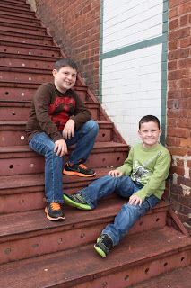 Siblings Poses, Stair Poses, Twin Senior Pictures, Brother Poses, Siblings Photography, Sibling Photography Poses, Brother Ideas, Sibling Photo Shoots, Brothers Photography