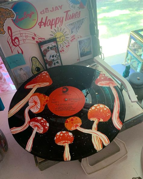 Paint On Records Vinyls, Painting Vinyl Records, Painting On Vinyl Records, Record Painting Ideas Aesthetic, Painting On Records Vinyls, Painted Vinyl Records Wall Art, Painted Records Vinyl, Vinyl Record Painting Ideas, Record Painting Ideas