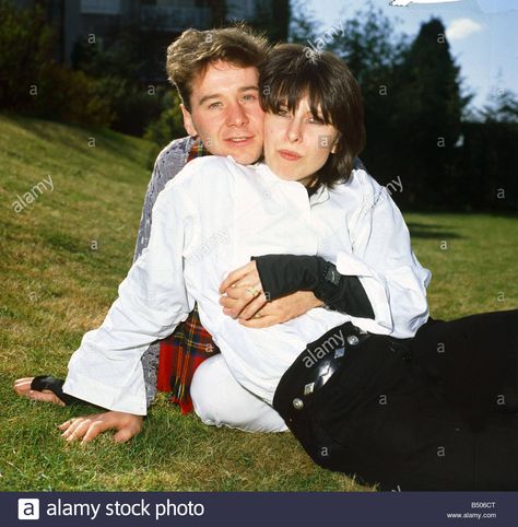 Download this stock image: Singer Chrissie Hynde and Jim Kerr of Simple Minds pose for a photograph July 1989 - B506CT from Alamy's library of millions of high resolution stock photos, illustrations and vectors. Jim Kerr Simple Minds, Jim Kerr, Chrissie Hynde, Female Icons, Just Good Friends, The Pretenders, Simple Minds, Her Voice, Rock N Roll Music