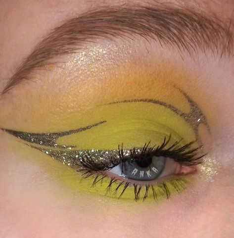 Blue Yellow Eye Makeup, Futuristic Makeup, Rock Makeup, Artsy Makeup, Eyeshadow Colors, Bright Eyeshadow, Work Makeup, Rave Makeup, Graphic Eyeliner