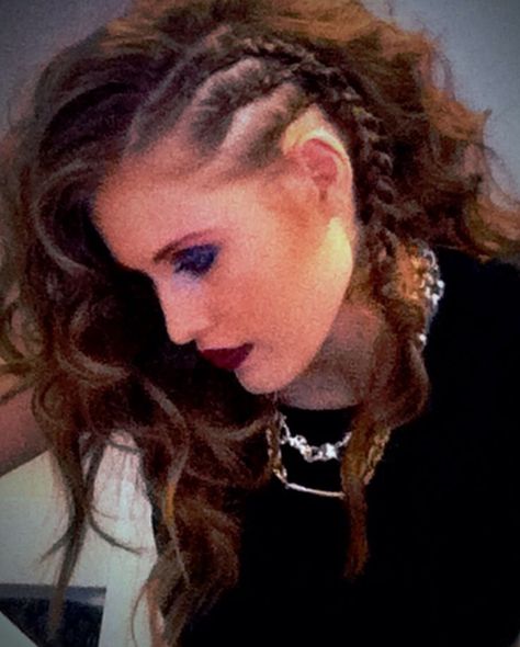 Edgy, assymetrical, braided hair. #noche #amp Dancers Hairstyles, Hip Hop Hairstyles Dancers, Hip Hop Hairstyles, Dancer Hairstyles, Hip Hop Hair, Dance Competition Hair, Urban Photoshoot, Dance Concert, Hip Hop Wallpaper