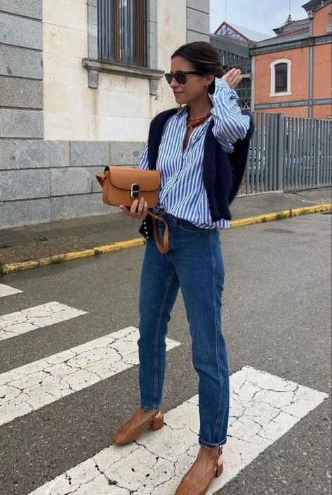 Outfits Camisa, Mode Ab 50, Outfits Con Camisa, Elegantes Outfit Frau, Blazer Outfits Casual, Blue Jean Outfits, Casual Outfit Ideas, Mom Jeans Outfit, Corporate Outfits