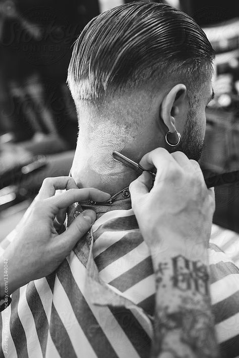 Barber Black And White, Barber Pictures, Trendy Mens Hairstyles, Barber Logo, Barber Shop Decor, Lights Camera Action, Corte De Cabelo Masculino, Great Hairstyles, Straight Razor