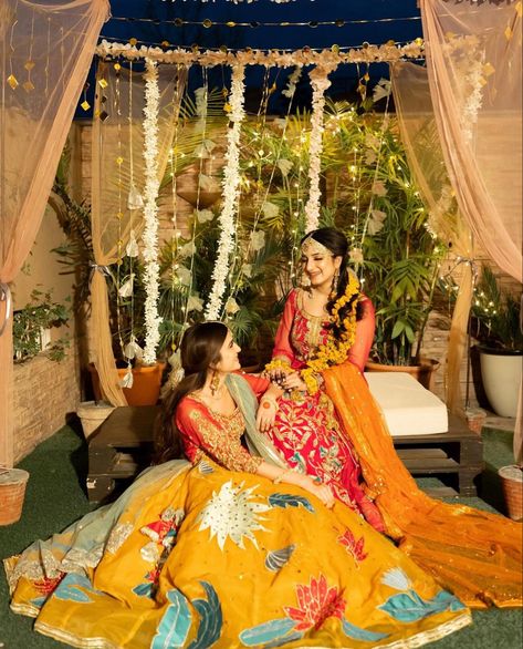 Haldi Photoshoot With Sister, Bridal Sister Photoshoot, Mehndi Function Photoshoot, Haldi Friends Pose, Haldi Poses For Bride's Sister, Best Friend Wedding Poses, Bride And Friends Photo Ideas, Mehendi Poses For Bride With Friends, Haldi Poses For Bride With Friends