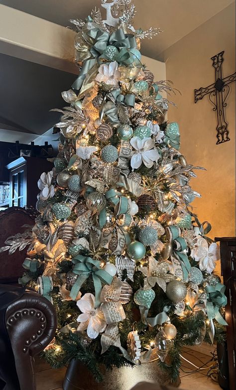 Aqua And Gold Christmas Tree, Burlap Christmas Tree Decor, Coastal Trees, Bedroom Tree, Turquoise Christmas Tree, Green Christmas Tree Decorations, Rose Gold Christmas Tree, Aqua Christmas, Floral Christmas Tree