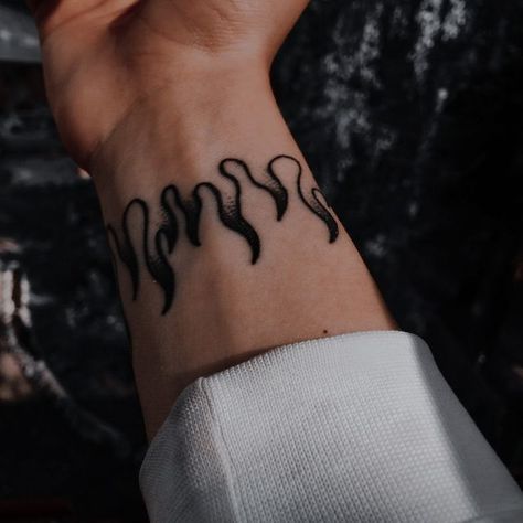 Simple Leg Tattoos, Wrap Around Wrist Tattoos, Cute Finger Tattoos, Small Chest Tattoos, Flame Tattoos, Hip Tattoos Women, Leg Tattoo Men, Arm Band Tattoo, Modern Tattoos