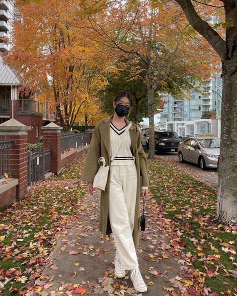 Ootd Trench, Outfit Sweater Vest, White Ootd, Colourful Leaves, Teddy Sweater, Trench Coat Outfit, Winter Lookbook, Coat Outfits, Autumn Cozy