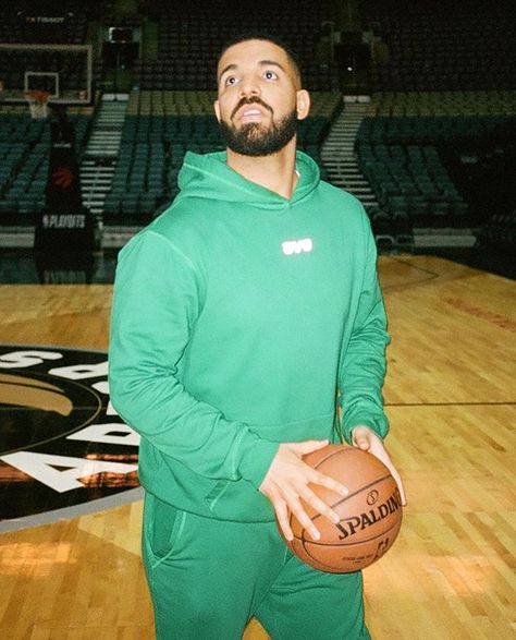 new OVO runner tracksuit 😻💚 Drake Green Aesthetic, Drake Fashion, Drake Photos, Drake Drizzy, Rapper Wallpaper Iphone, Drake Graham, For The Culture, Aubrey Drake, Green Pictures