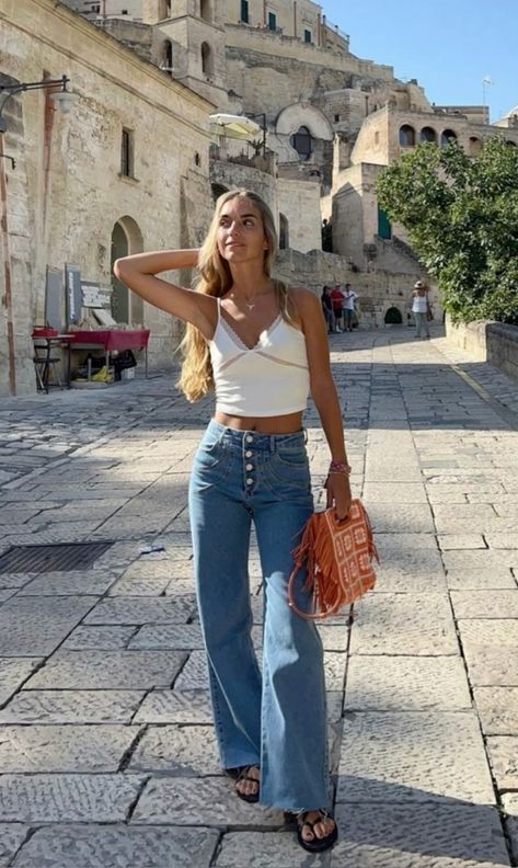 Europe Spring Break Outfits, Dinner Outfit Inspo Winter, Spain Inspired Outfits, Spain Going Out Outfit, Barcelona Street Style 2023, Barcelona Summer Style, Barcelona Spain Summer, Spanish Women Style Outfits, Spain Fashion Summer Barcelona