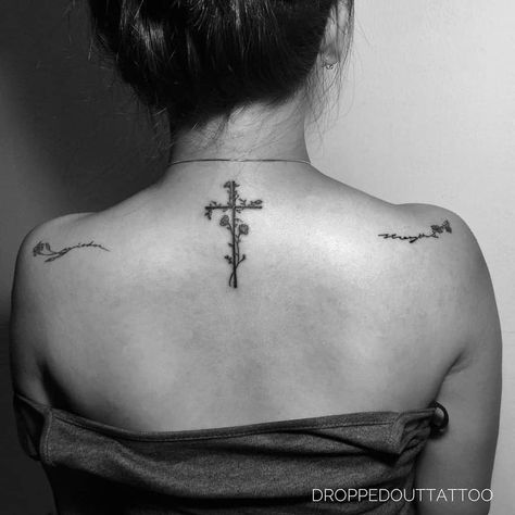 Cross Tattoo Placement, Back Cross Tattoos, Symbole Tattoo, Tato Salib, Small Cross Tattoos, Small Back Tattoos, Upper Back Tattoos, Cross Tattoos For Women, Girl Back Tattoos