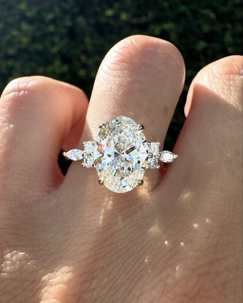 Swipe for more angles of this 2.5ct stunning Oval engagement ring! #ovaldiamond #ovalengagementring #ovalcut #engaged #engagementring #weddingring Oval Wedding Rings With Diamond Band, Oval Rings Engagement, Harry Winston Engagement, Oval Engagement Ring, Oval Engagement, Oval Rings, Engagement Rings Oval, Oval Diamond, Oval Cut